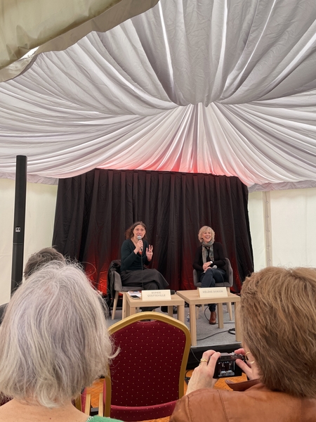 café littéraire avec Hélène Dorion (à droite), animé par Sophie Quetteville